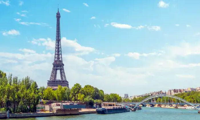 keindahan menara eiffel yang menawan